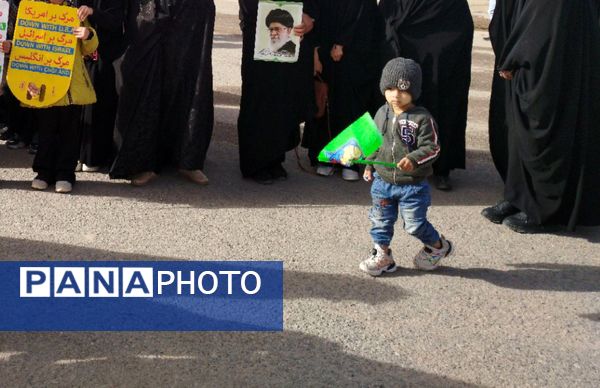 نسل آینده در راهپیمایی ۲۲ بهمن شهرستان کندر دیده شد