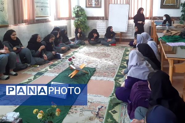 جلسه انس با قرآن و گفتمان دینی در دبیرستان فرزانگان قائمشهر