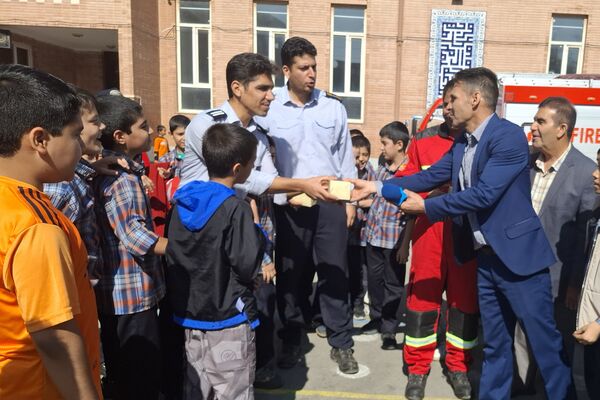 آموزش نکات ایمنی آتش‌نشانی در آموزشگاه معارف ۶