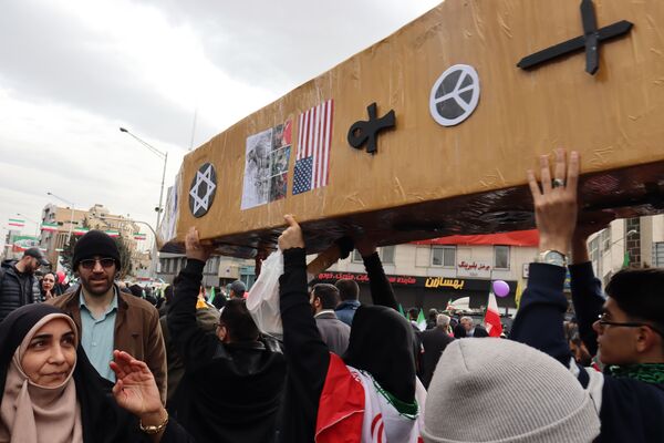 ٢٢ بهمن؛ روزى که دلها با قدم‌‌ها یکى میشود