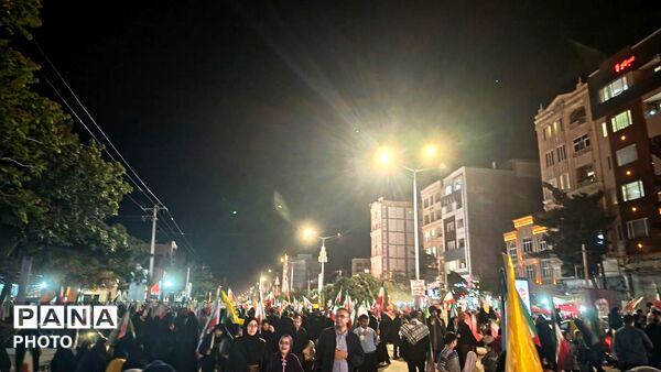 پنجاه وچهار شب در میدان پای کار ایران