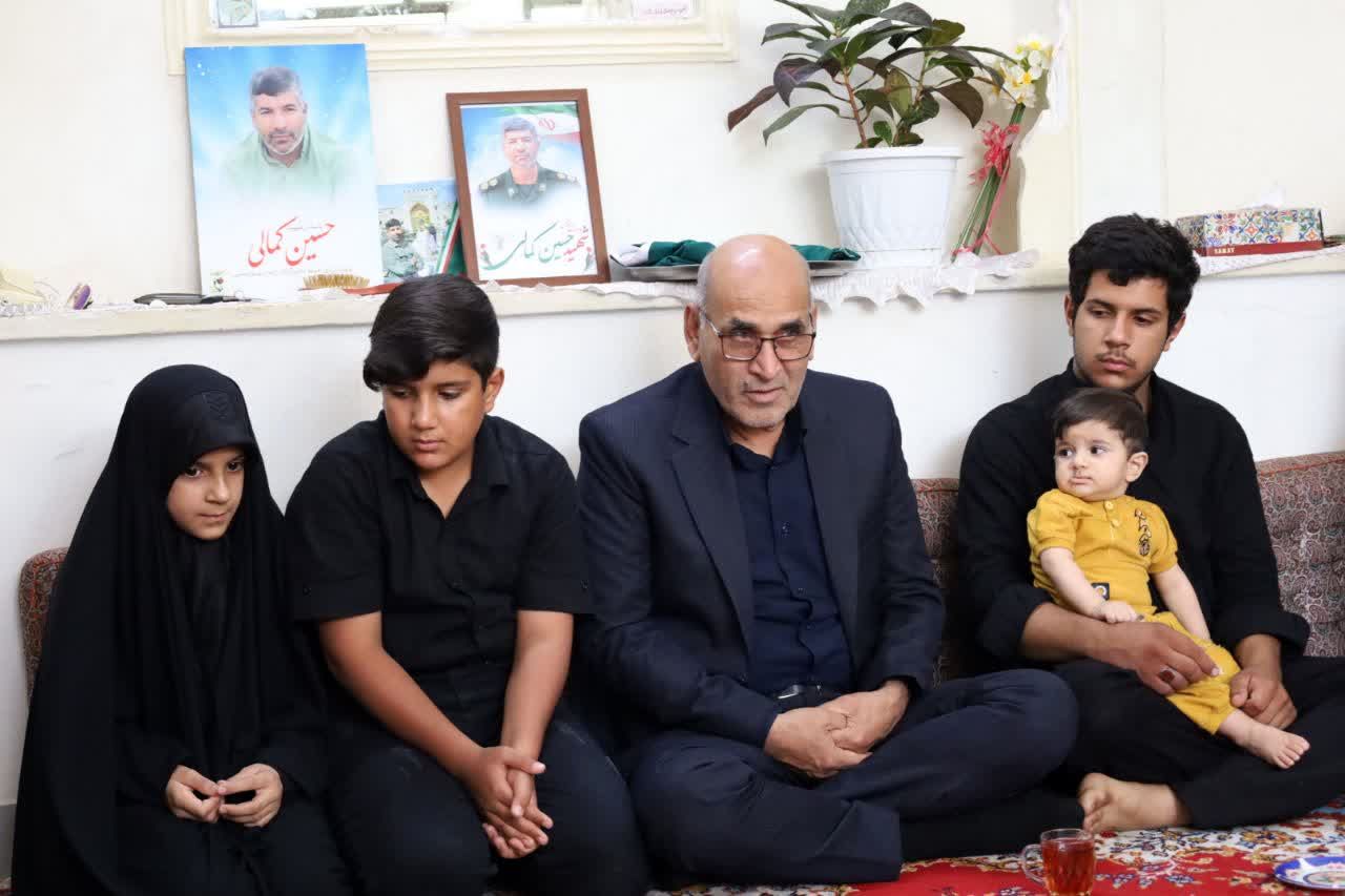 دیدار مدیرکل آموزش و پرورش با خانواده پاسدار شهید حسین کمالی