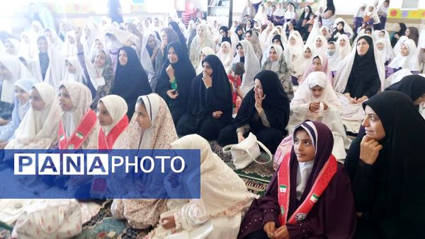 نماز مادر و دختری به مناسبت روز دانش‌آموز در دبستان دخترانه اندیشه