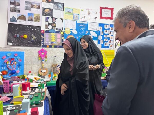 نمایشگاه آثار فرهنگی هنری و دست سازه‌های دانش آموزی در دبستان دخترانه فرهنگیان ۲