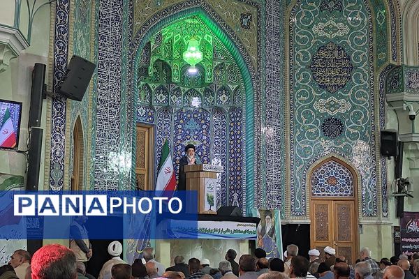 حضور مدیر آموزش و پرورش ناحیه دو شهرری در کنار دانش آموزان در نماز جمعه 