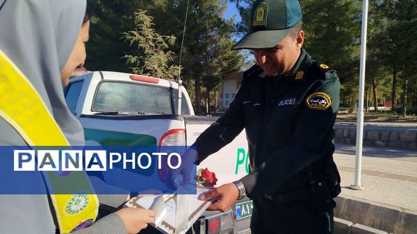 گرامیداشت هفته نیرو انتظامی در دبیرستان گوهرشاد