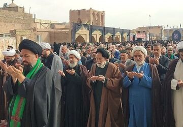 اقامه نماز عید فطر در حسینیه بزرگ شهرستان زارچ 