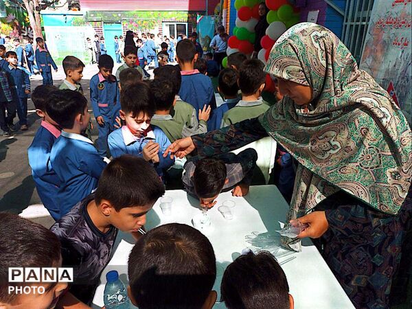 جشن آغاز سال تحصیلی و «روز پرچم» در مدرسه معراج منطقه ۱۰ تهران