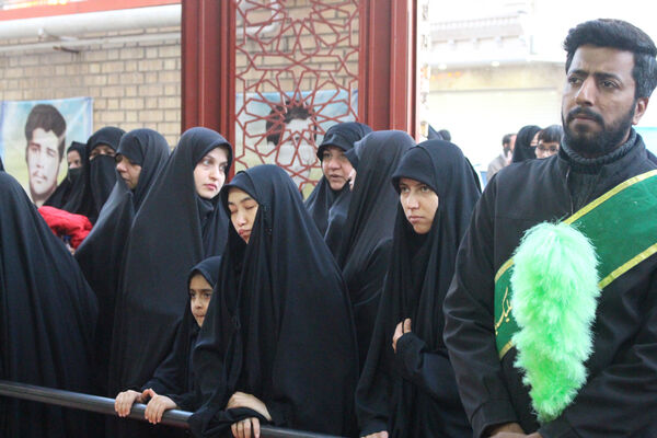 جلوه‌هایی از حضور نوجوانان در مراسم تشییع و خاکسپاری شهدای گمنام
