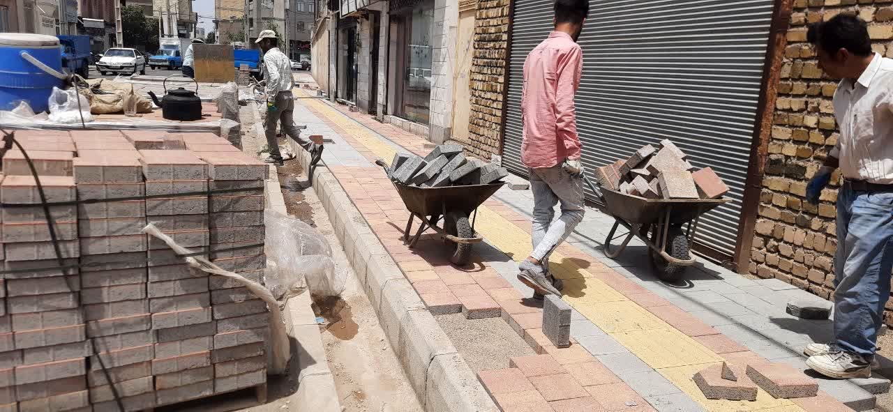 شهرداری خرمدره عملیات بهسازی پیاده‌رو خیابان تختی را آغاز کرد