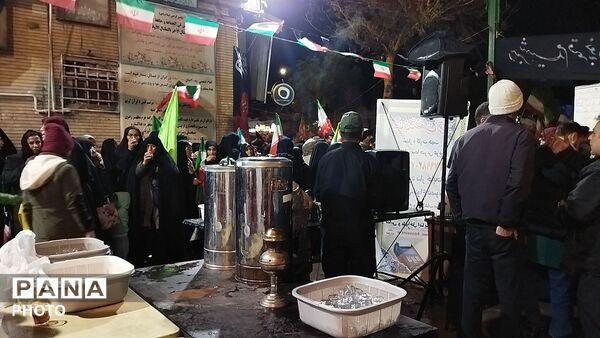 گذری بر فعالیت چایخانه فاطمه الزهرای نیشابور در مراسم چهلم رهبر شهید و شهدای میناب