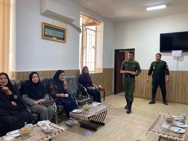 بازدید دانش‌آموزان دبیرستان سمیه از کلانتری ۱۱ بجنورد به مناسبت هفته نیروی انتظامی 