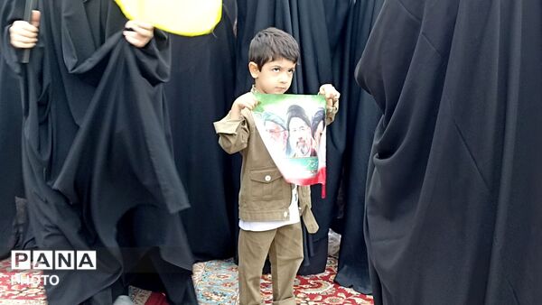 چهل هزار نوجوان بامشتهای گره کرده
