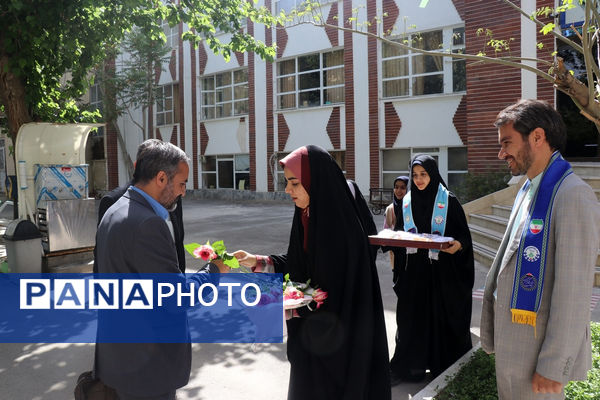 سپاس معلم در اداره آموزش و پرورش خراسان رضوی توسط دختران پیشتاز