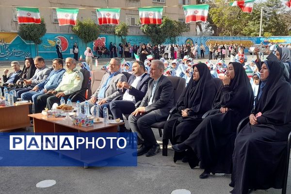 زنگ جشن شکوفه‌ها در مدرسه «آیین روشن» شهریار نواخته شد