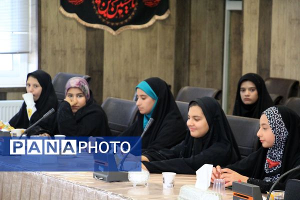 جلسه توجیهی دانش‌آموزان خبرنگار فریدن برای حضور در پای صندوق‌های رای