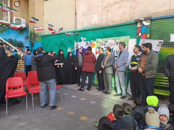 طنین زنگ انقلاب در طلیعه دهه فجر در منطقه ۱۰