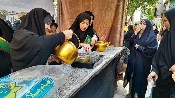 تجمع دانش‌آموزان شهرستان اسفراین در مراسم یادبود شهدای خدمت