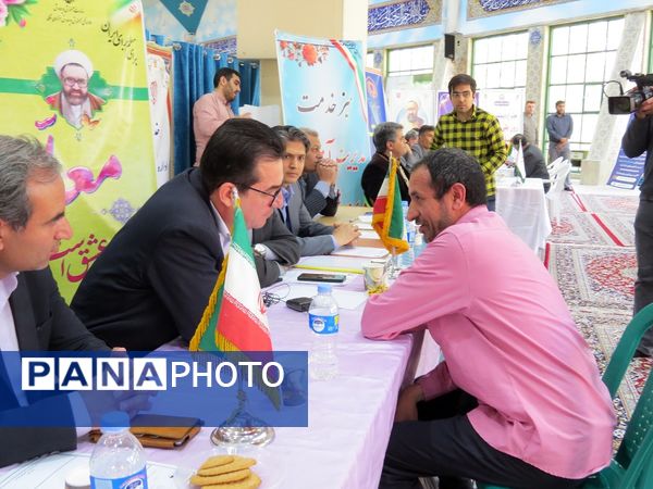 برپایی میز خدمت اداره‌کل آموزش پرورش استان در مصلی بجنورد 