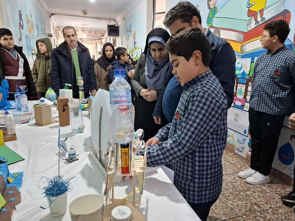 نمایشگاه دست سازه‌های دانش‌آموزان در دبستان هیأت امنایی ملاصدرا 