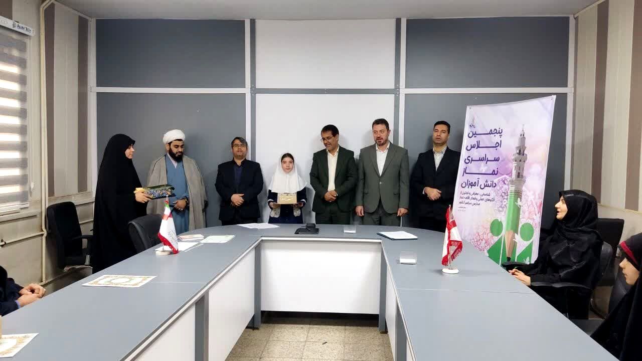 تجلیل از فعالان نماز منطقه کهریزک در پیش‌اجلاسیه سال تحصیلی۱۴۰۳ -۱۴۰۲