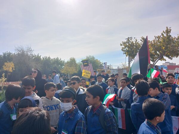 راهپیمایی روز 13 آبان در کوچه‌های شهر رضویه