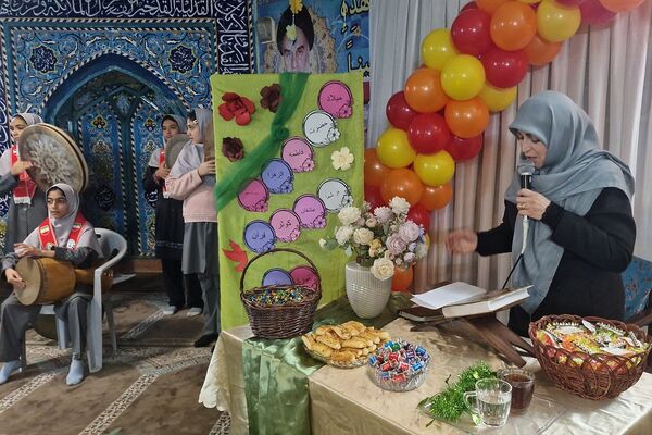 هنرنمایی دانش‌آموزان مدارس ناحیه دو شهرری در جشن میلاد حضرت فاطمه (س)