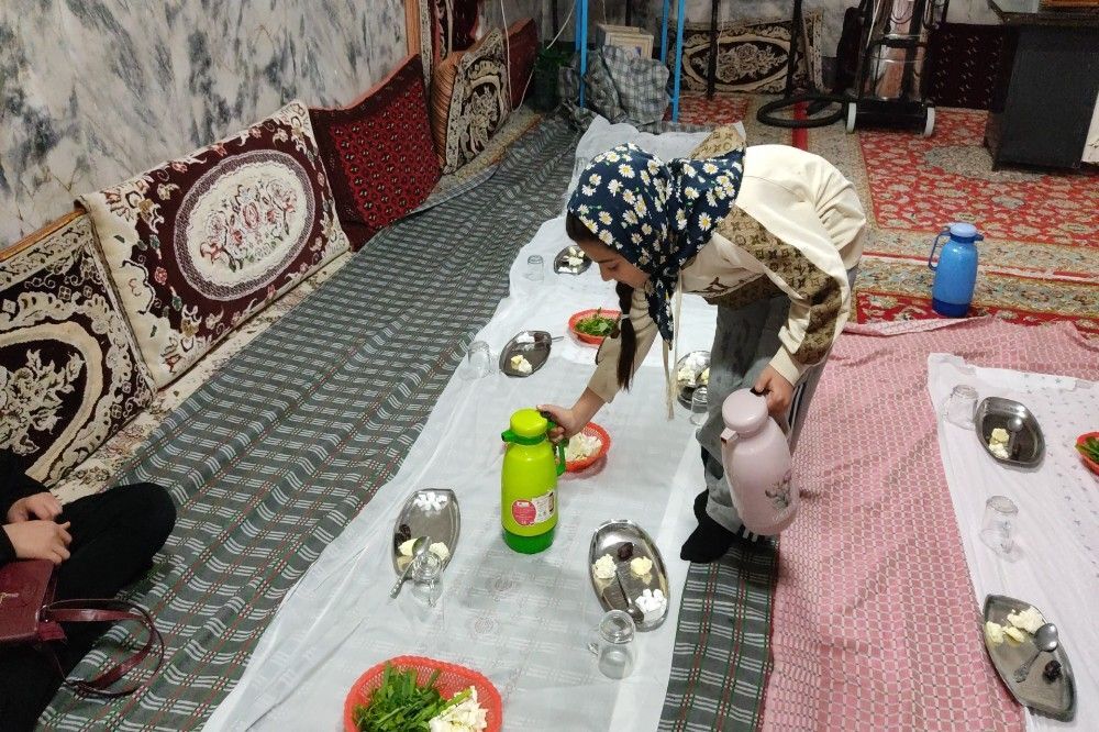 سفره های ساده افطاری در شهر بار نیشابور