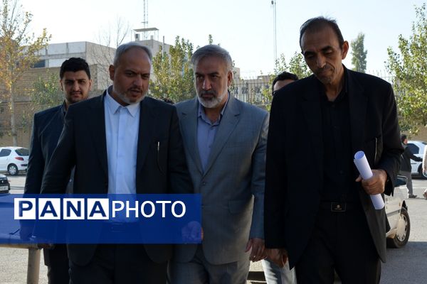 بازدید مدیران‌کل آموزش و پرورش و سازمان نوسازی مدارس استان تهران از زمین چمن روستای اورین