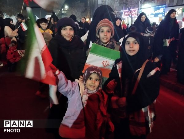حضور مردمان محله های مختلف در چهارراه برق مشهد