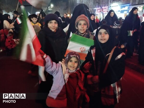 حضور مردمان محله های مختلف در چهارراه برق مشهد