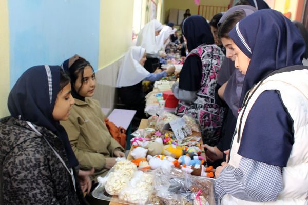 بازارچه دست‌سازه‌های دانش‌آموزی دبستان شهید بختیاری ناحیه 1 کرج