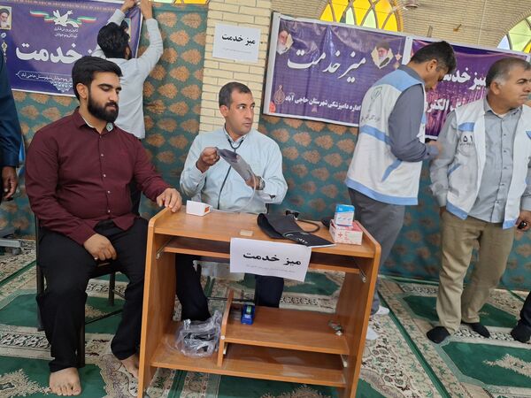 برپایی میز خدمت ادارات شهرستان حاجی آباد در نماز جمعه به‌مناسبت هفته دولت