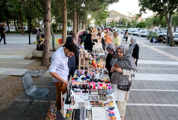 عصر بازار هنرمندان مشهدی در روزهای پنجشنبه