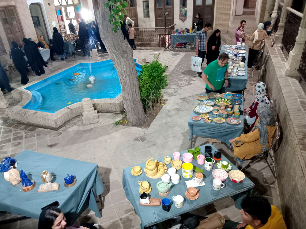 نمایشگاه «داستان دستان»