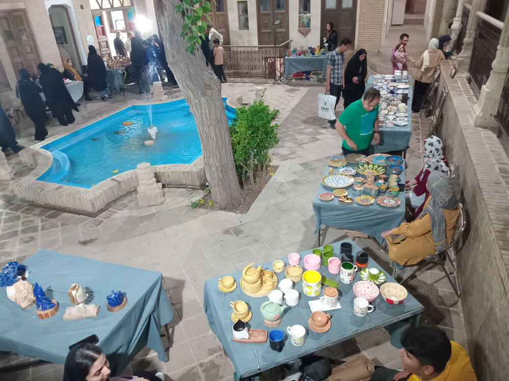 نمایشگاه «داستان دستان»