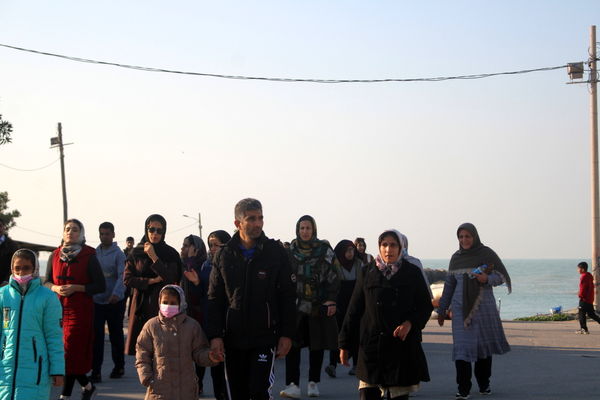 پیاده‌روی خانوادگی در روستای هلیله شهرستان بوشهر 