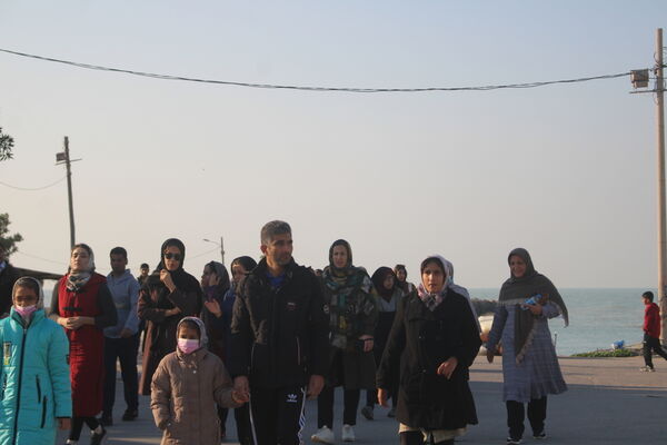 پیاده‌روی خانوادگی در روستای هلیله شهرستان بوشهر 