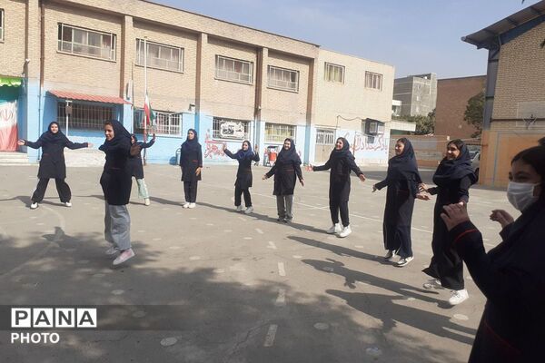 رقابت دوستی و سلامتی هفته تربیت‌بدنی با شور و نشاط دانش‌آموزان در دبیرستان توحید یک