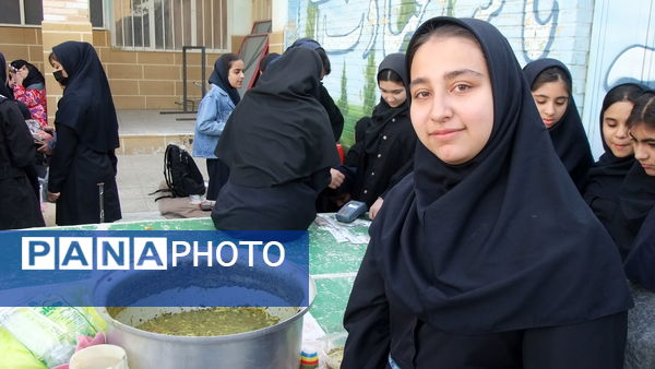 بازارچه کسب و کار دانش‌آموزان دختر در دبیرستان متوسطه اول معلم