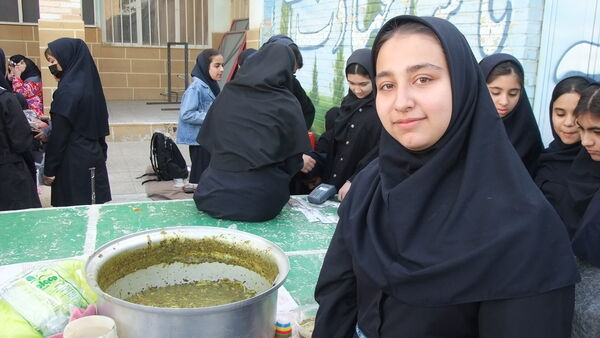 بازارچه کسب و کار دانش‌آموزان دختر در دبیرستان متوسطه اول معلم