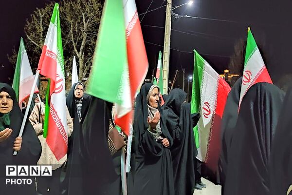 در کنار هم ایستاده ایم-۱