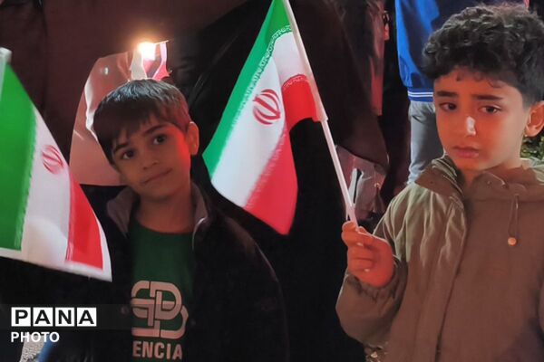 حضور دانش‌آموزان و کودکان بهارستانی در راهپیمایی شبانه «جنگ رمضان»