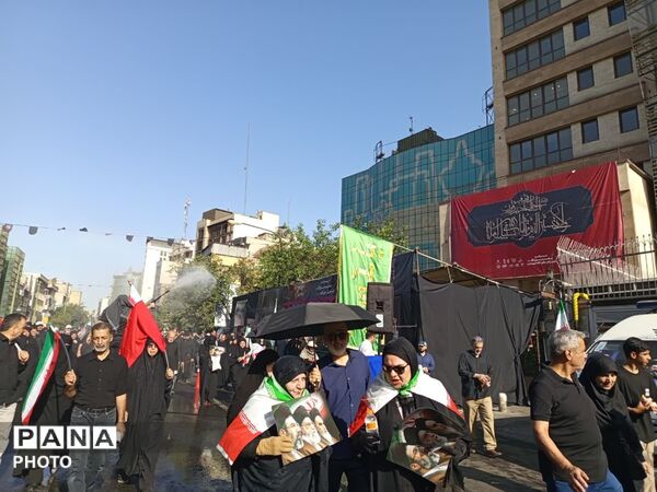 دریای جمعیت در خیابان‌های منتهی به مصلای امام خمینی(ره)