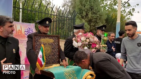 آیین استقبال از کاروان خانواده شهدای میناب 