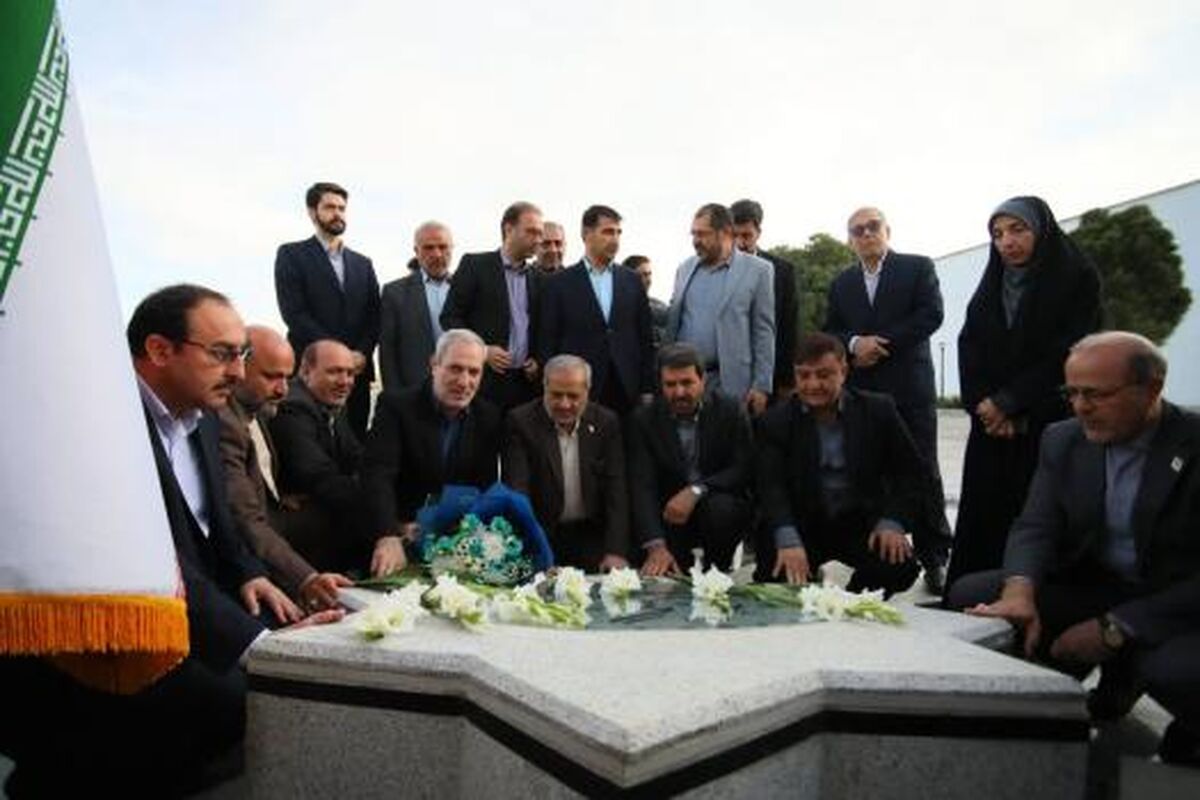 ادای احترام وزیر آموزش‌وپرورش به شهید گمنام در بدو ورود به همدان