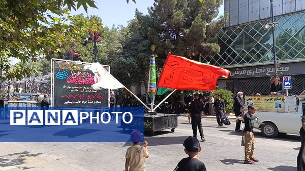 عزاداری ظهر  عاشورا در خیابان‌های شهر نیشابور 