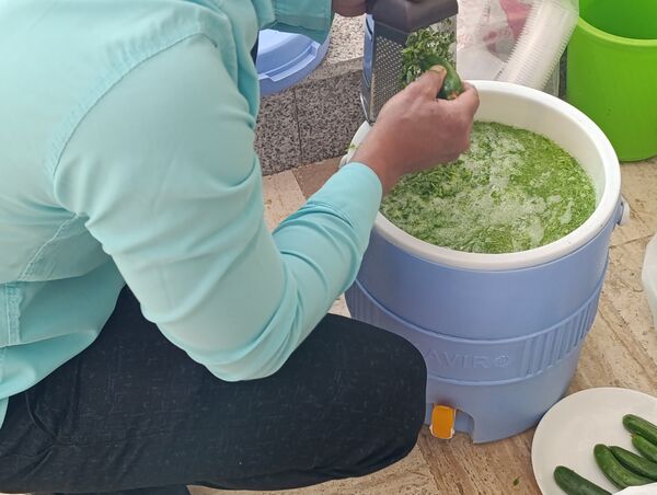 اهدای هدایای متبرک به نمازگزاران سفیددشت