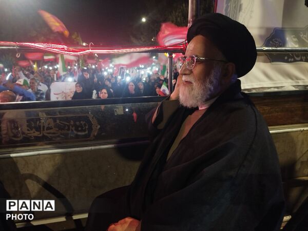 هم‌نشینی‌های همیشگی در حسینیه امام خمینی (ره)