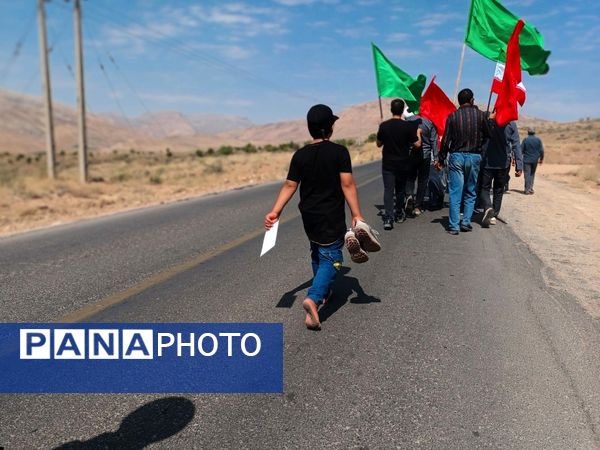 خروش مردم در پیاده‌روی جاماندگان اربعین سمیرم